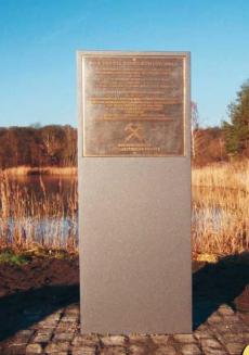 Foto Gedenkstehle mit Inschrift auf Metallplatte